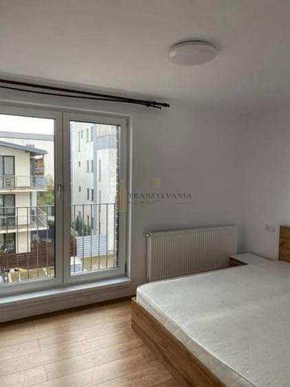 Apartament cu 3 camere semidecomandat, mobilat în Central