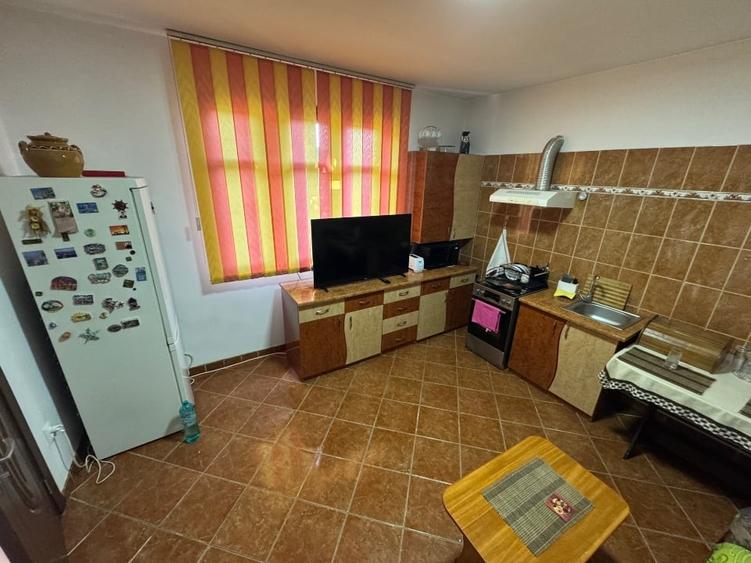 Casă individuală cu 5 camere cu Canalizare în Central