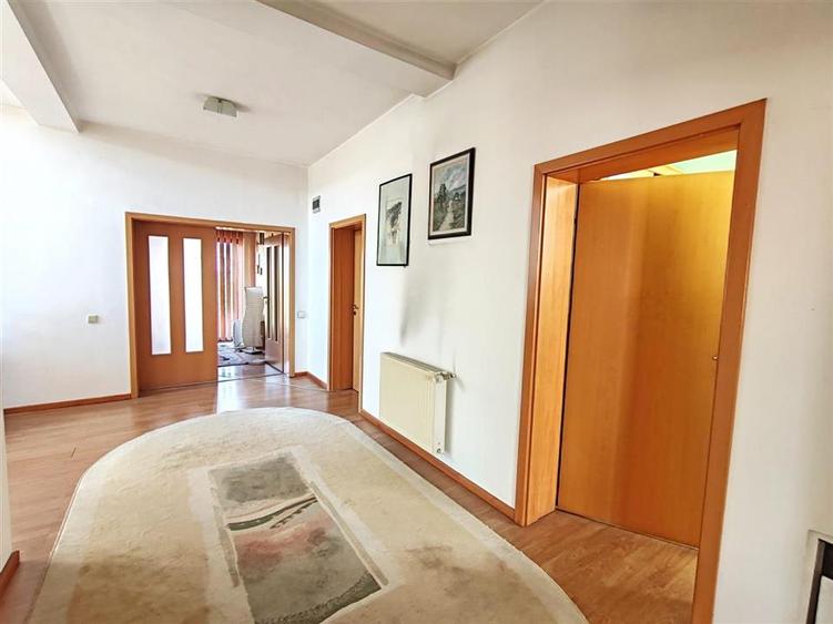 Casă individuală cu 9 camere cu Teren 800 Mp în Hărman