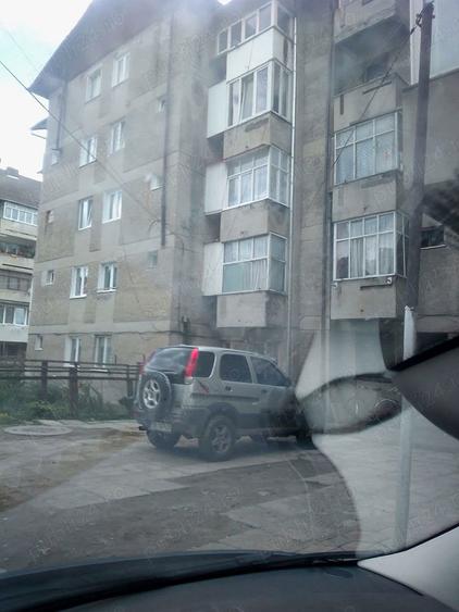 Apartament cu 3 camere semidecomandat în Broșteni