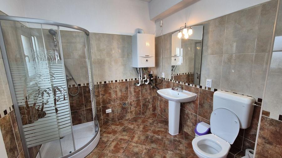 Casă individuală cu 5 camere cu Canalizare în Est