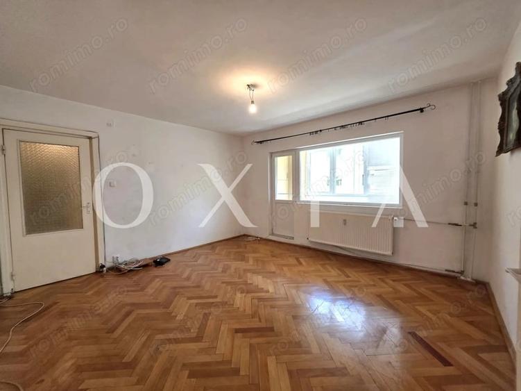 Apartament cu 3 camere semidecomandat în Girocului