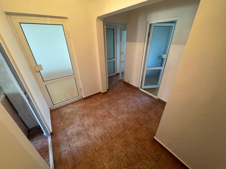 Apartament cu 4 camere decomandat în CET