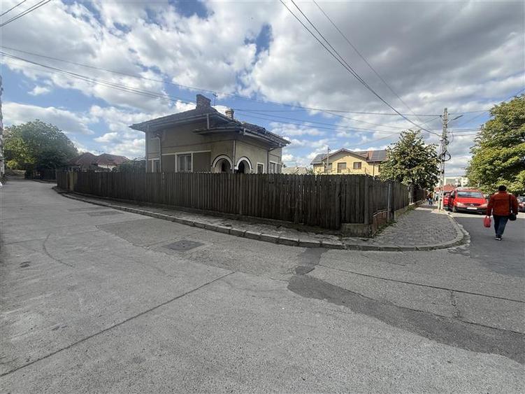 Casă cu 5 camere cu Teren 384 Mp în Banca Națională