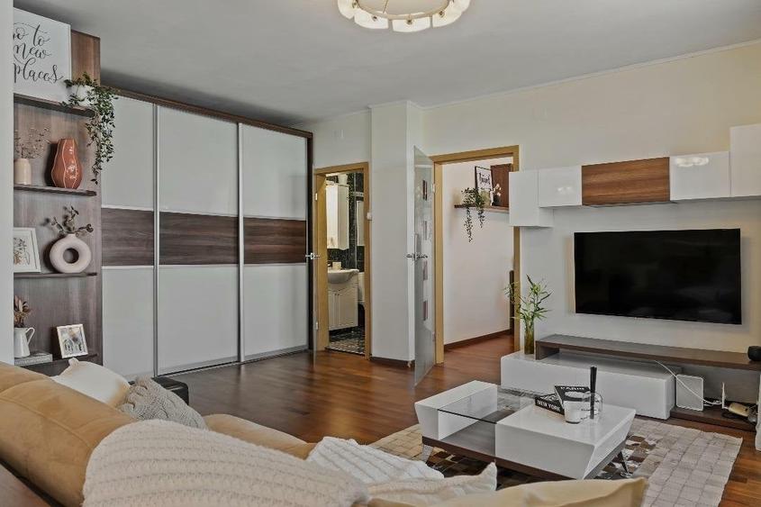 Apartament cu 2 camere semidecomandat, mobilat în P-ța Romană