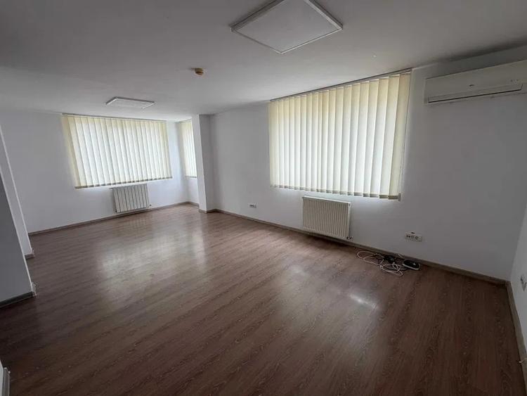 Casă individuală cu 7 camere cu Canalizare în Titulescu