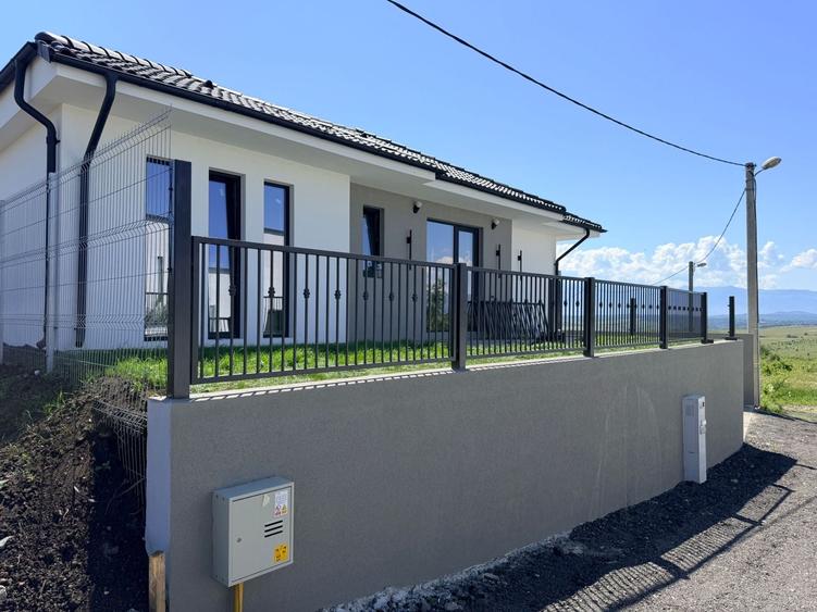 Casă cu 4 camere cu Teren 300 Mp în Broscărie