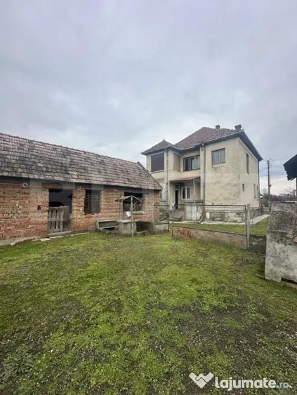 Casă cu 4 camere cu Teren 1371 Mp în Păulești