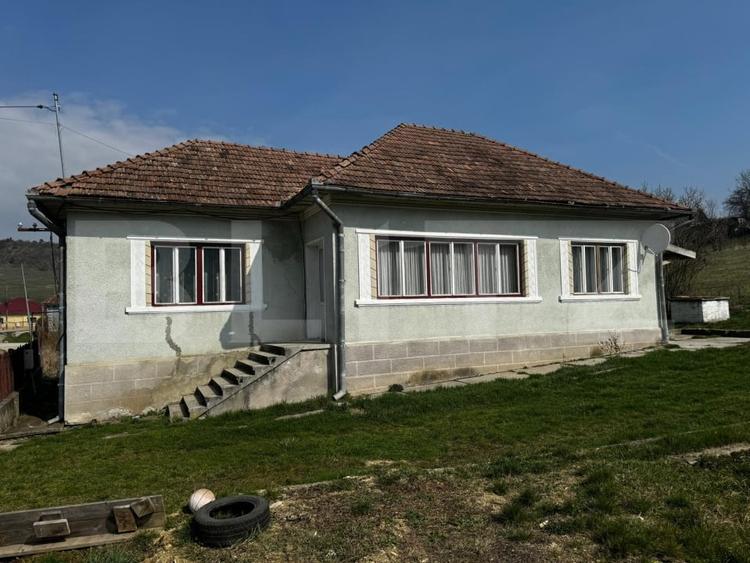Casă individuală cu 3 camere cu Canalizare în Exterior Est