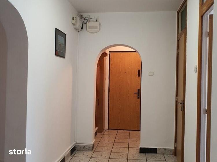 Apartament cu 3 camere decomandat în Vitan