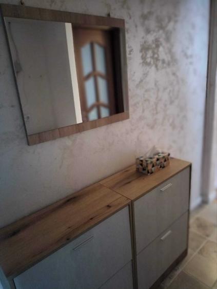 Apartament cu 3 camere semidecomandat în Craiovița Nouă