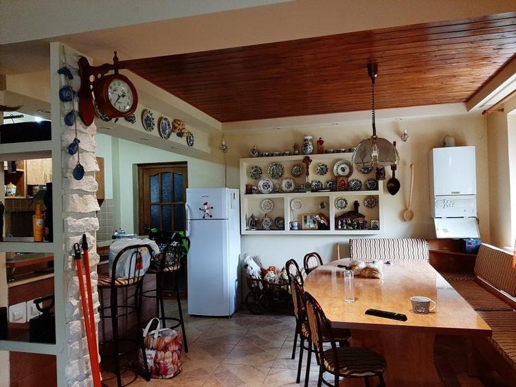 Casă cu 4 camere cu Garaj în Bușteni