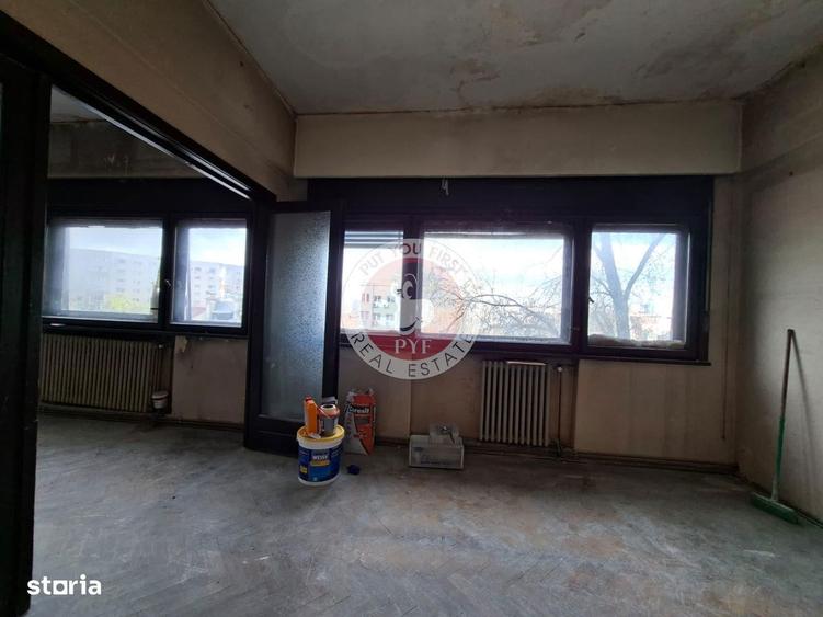 Apartament cu 5 camere semidecomandat în Victoriei