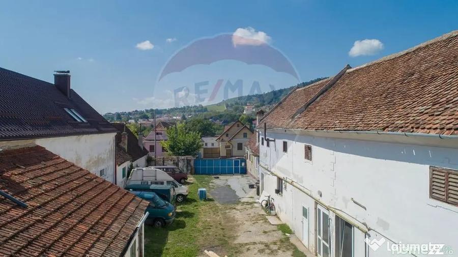 Casă cu 9 camere cu Teren 1236 Mp în Central