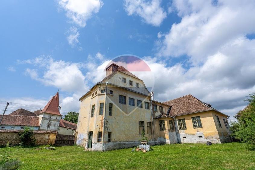 Casă individuală cu 7 camere cu Teren 1600 Mp în Bruiu