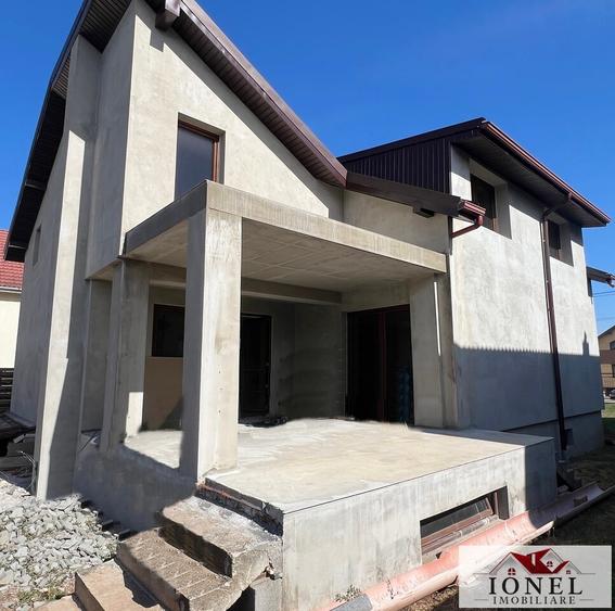 Casă individuală cu 5 camere cu Teren 833 Mp în Est
