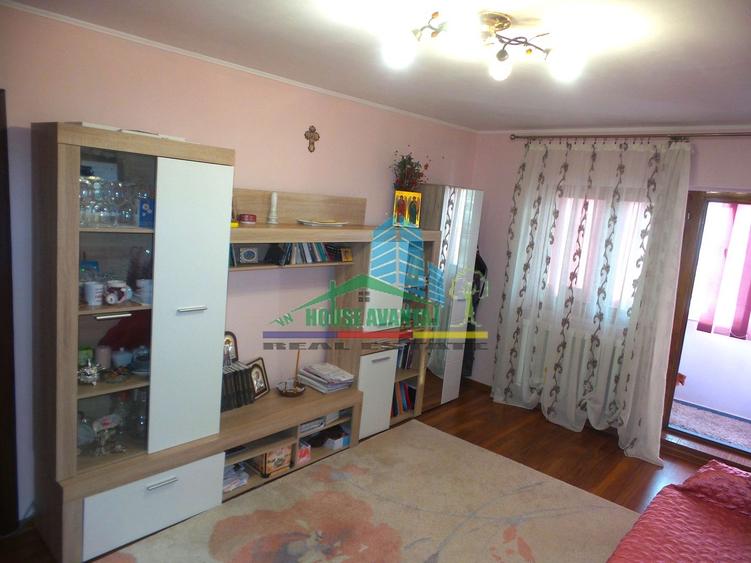 Apartament cu 6 camere decomandat în Central