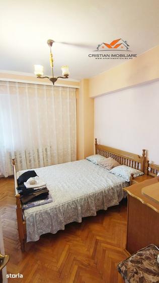 Apartament cu 3 camere decomandat în Cetate
