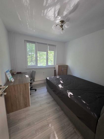 Apartament cu 3 camere semidecomandat în Titan