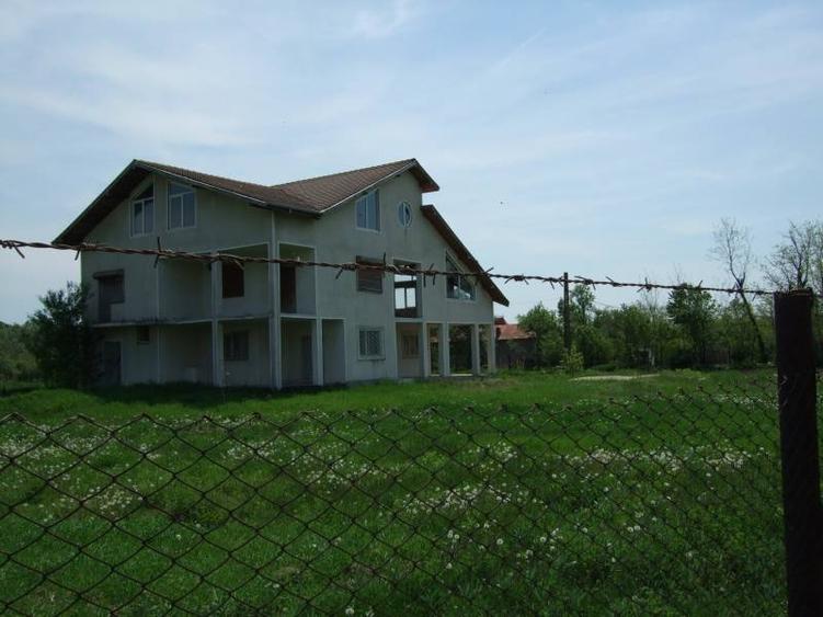 Casă cu 12 camere cu Teren 18000 Mp în Potlogi