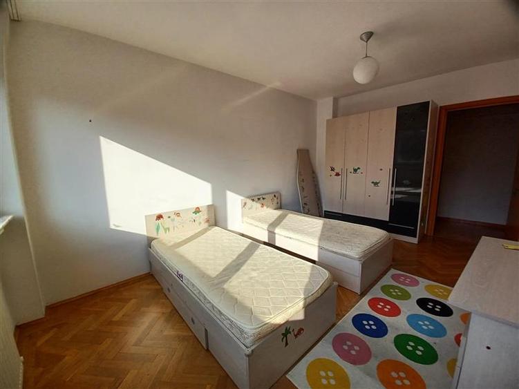 Apartament cu 3 camere decomandat, mobilat în Calea Victoriei