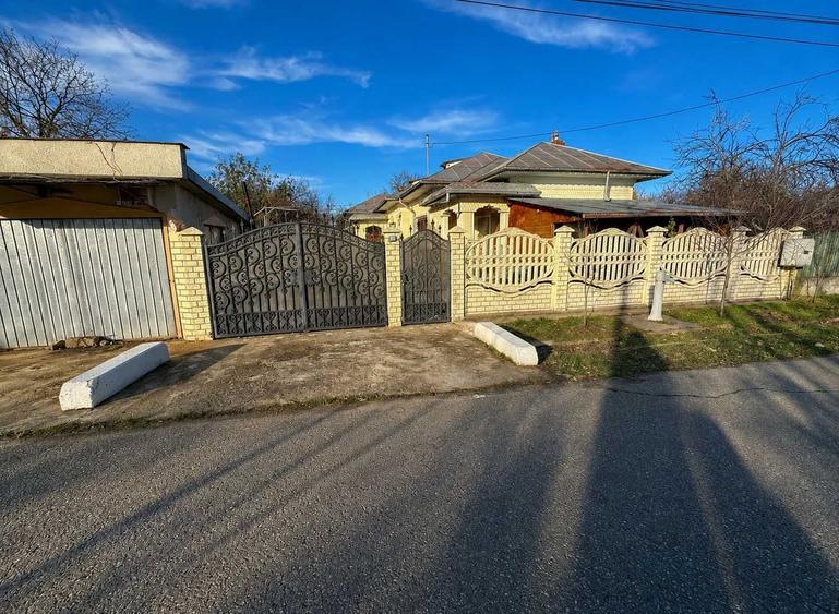 Casă cu 4 camere în Poienarii-Rali
