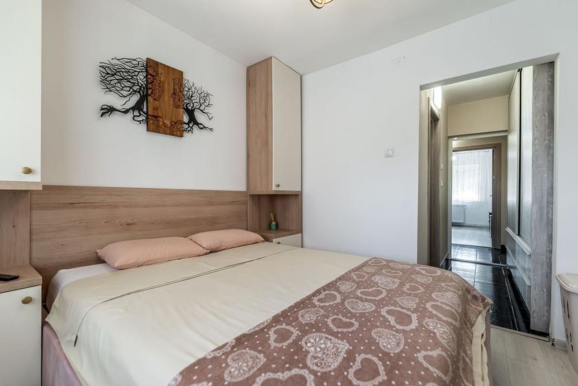Apartament cu 5 camere decomandat, mobilat în Micălaca