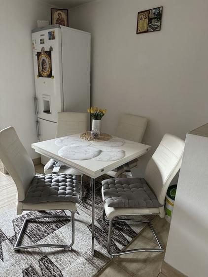 Apartament cu 3 camere decomandat în Petru Rareș
