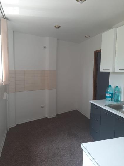 Apartament cu 5 camere decomandat în Romană
