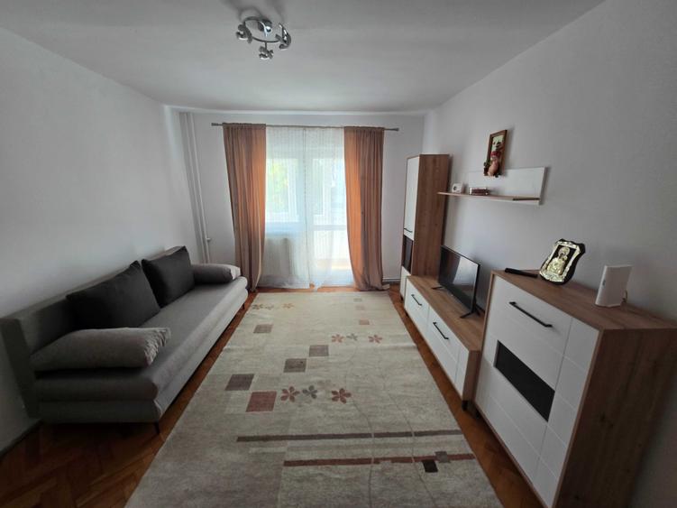 Apartament cu 3 camere semidecomandat în Olimpia-Stadion