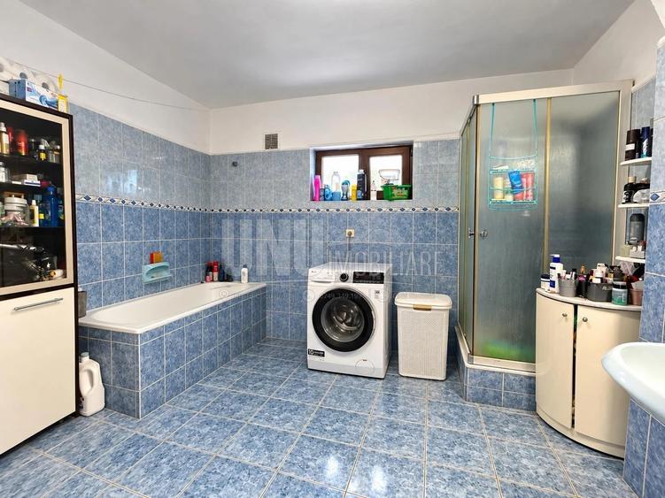 Casă individuală cu 7 camere cu Teren 300 Mp în Bucium