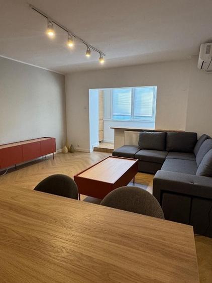 Apartament cu 3 camere semidecomandat, mobilat în P-ța Victoriei