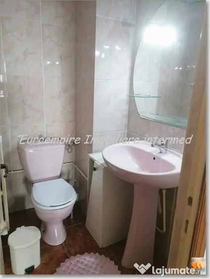 Apartament cu 3 camere decomandat în Far