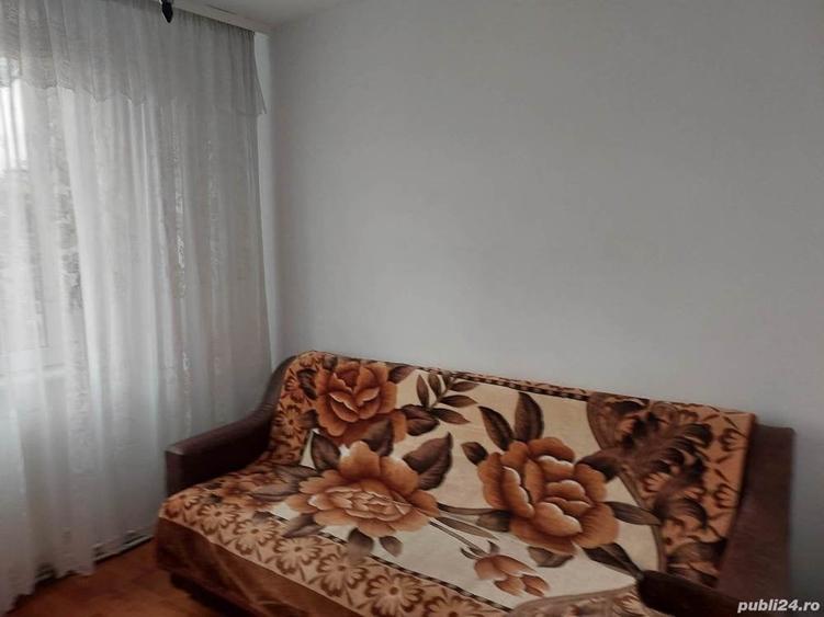 Apartament cu 4 camere decomandat în Roman