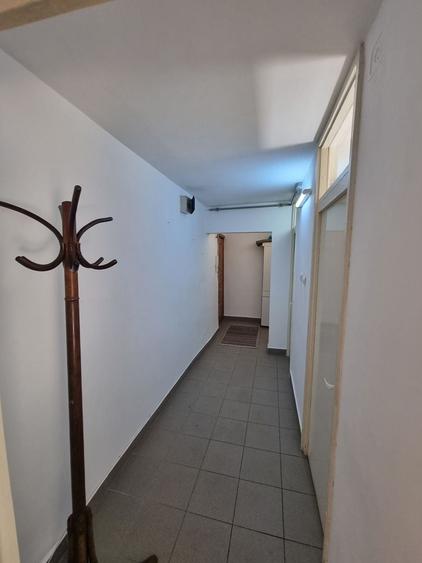 Apartament cu 3 camere semidecomandat, mobilat în Girocului