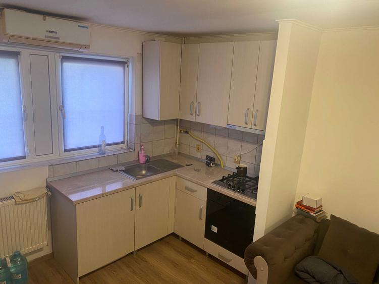 Apartament cu 3 camere semidecomandat în Sud