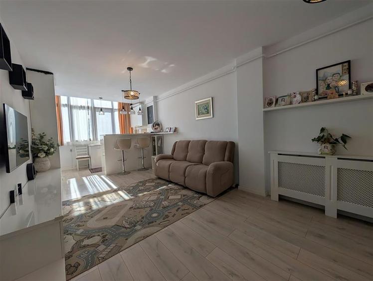 Apartament cu 3 camere decomandat în Cug