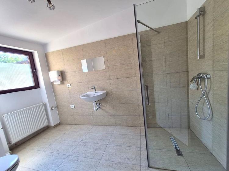 Apartament cu 5 camere în Aviatorilor