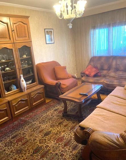 Apartament cu 3 camere decomandat, mobilat în Dacia