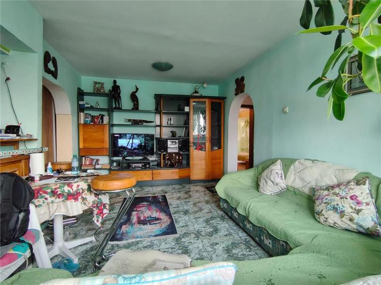 Apartament cu 3 camere semidecomandat în 1 Decembrie 1918