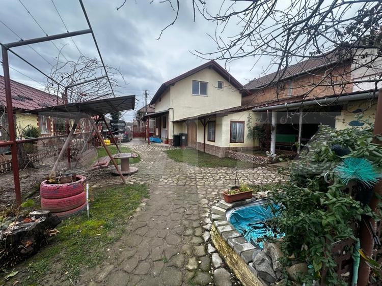 Casă individuală cu 4 camere cu Canalizare în Vințu de Jos
