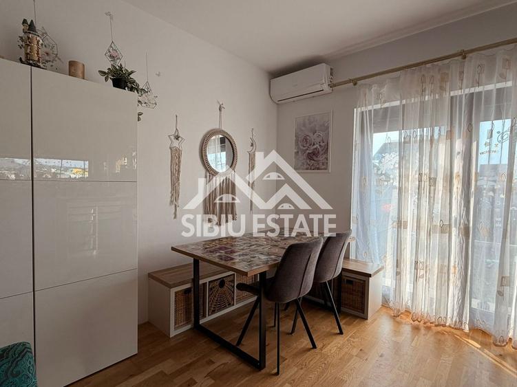 Duplex cu 5 camere cu Canalizare în Cristian