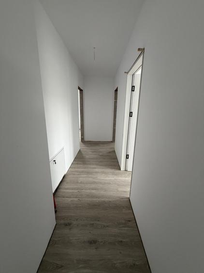 Apartament cu 4 camere semidecomandat în Florești