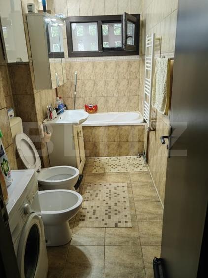 Apartament cu 3 camere semidecomandat, mobilat în Podul de Piatră