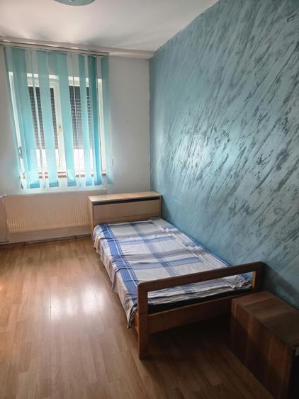 Apartament cu 3 camere semidecomandat în Tătărași