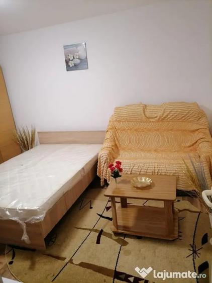 Garsonieră decomandată în Vest