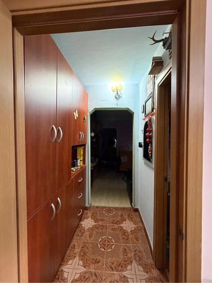 Apartament cu 3 camere semidecomandat, mobilat în Central