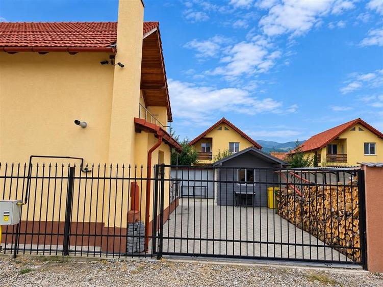 Casă individuală cu 4 camere cu Canalizare în Periferie