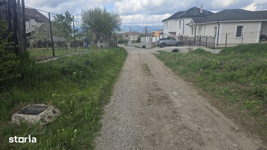 Teren de 400 mp, în Zăvoi