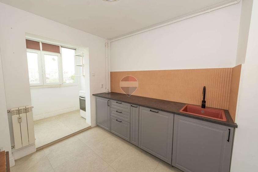 Apartament 3 camere de vanzare, balcon, renovat,  Berceni, sector 4 - 5